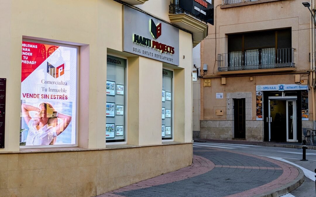 Pantallas LED vs publicidad en redes sociales para comercios locales: ¿cuál elegir?